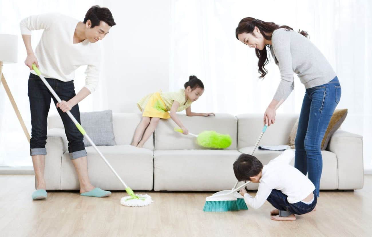 familia limpando casa