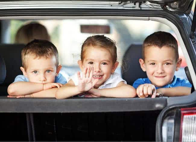 crianças viagem carro