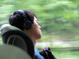 homem viajando headphones