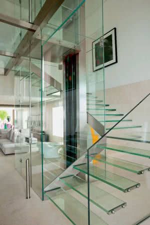 escada e guarda corpo de vidro