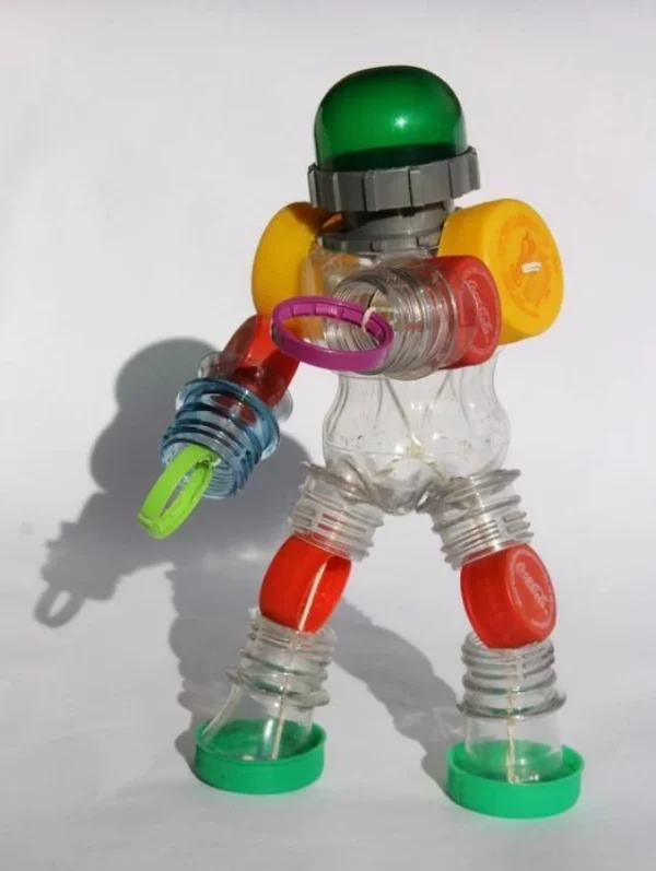 Robô de Sucata: A melhor reciclagem criativa: este robô é feito com tampinhas e garrafas pet coloridas. 