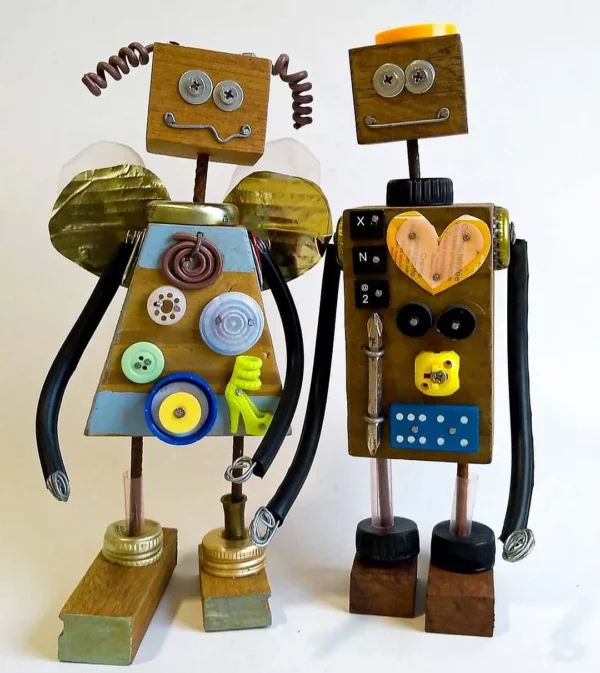 Robôs feitos com pedaços de madeiras, parafusos, metais, botões e pedaços de fios.