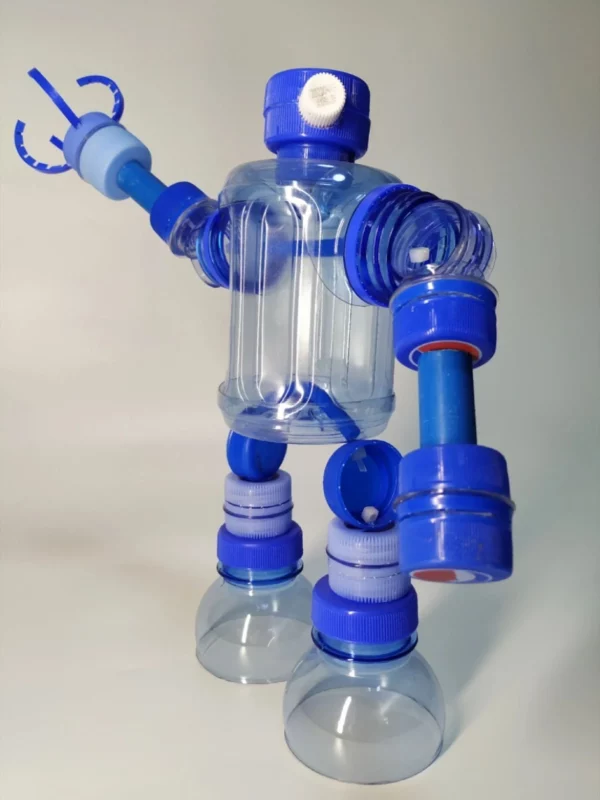 Robô de Sucata: A melhor reciclagem criativa: este robô é feito de garrafas plásticas e tampinhas.