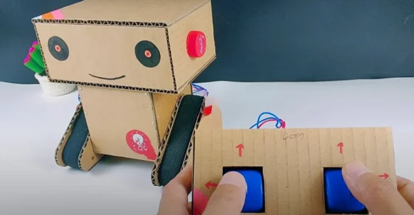 Robô Feito de Papelão Controlado por Arduino