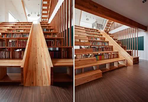 estante de livros na escada