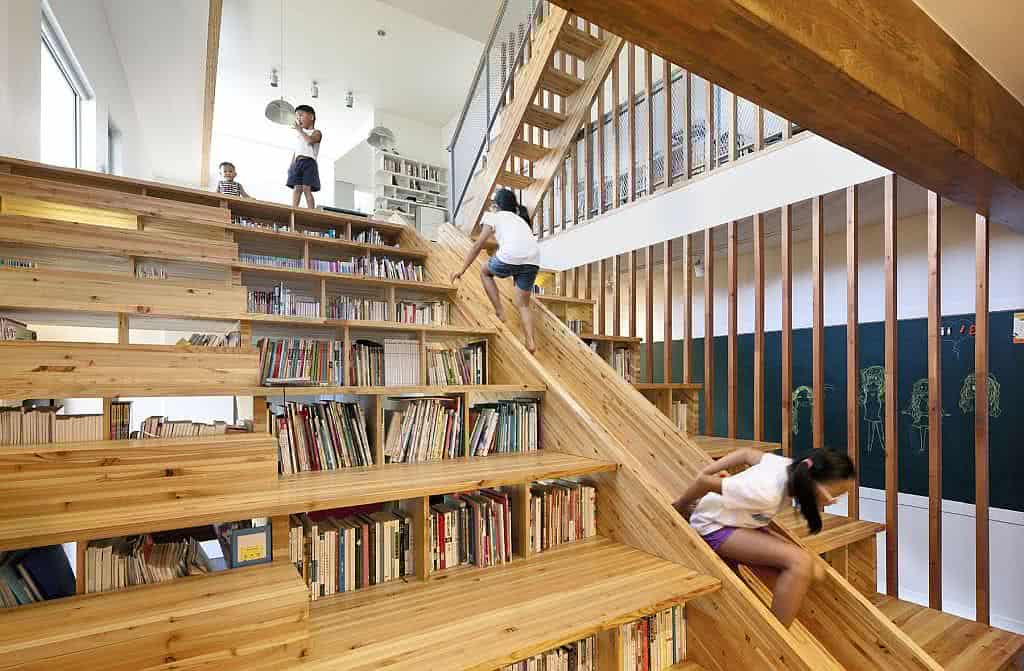 estante de livros na escada