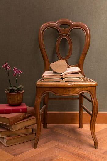 cadeira com livros