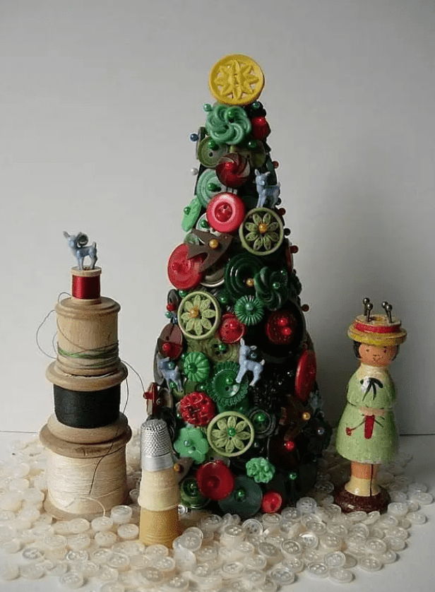 mini árvore de natal de botões