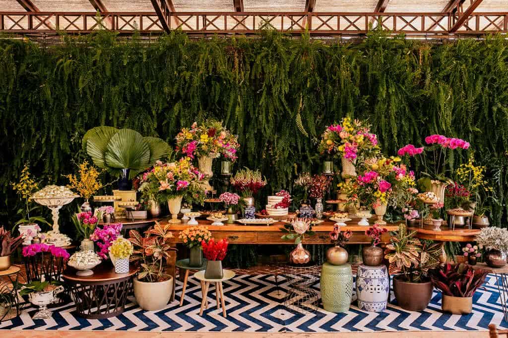 mesa de festa com flores