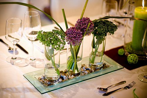 flores de allium como centro de mesa