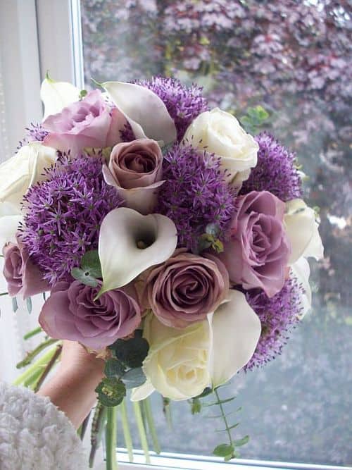 buquê de noiva com flores de Allium