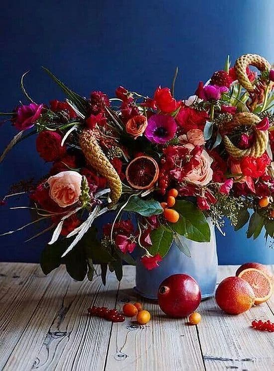 arranjo de flores com frutas e hortaliças