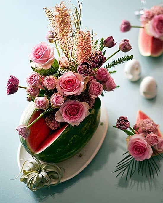 arranjo de flores com melancia