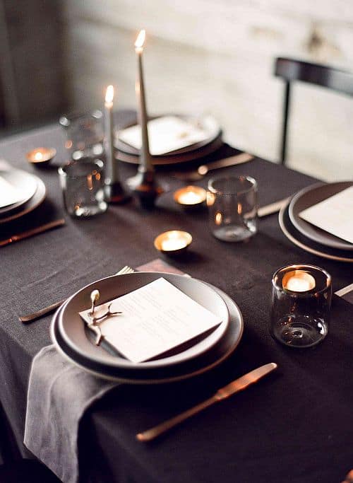 mesa de jantar com decoração preta