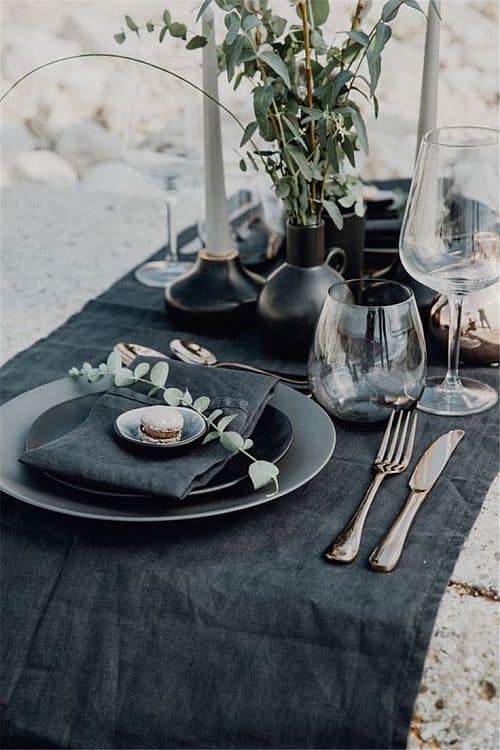 mesa posta preta sobre mesa de pedra
