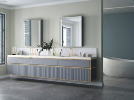 interior-de-banheiro-de-luxo-moderno-com-armario-banheira-acessorios-espelho-quadrado-piso-de-concreto