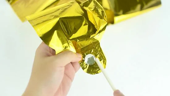 Como encher balão metalizado; enchendo balão metalizado; imagem mostrando o início do processo de enchimento.