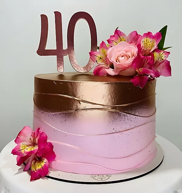 Bolo de 40 anos feminino moderno com efeito de dourado e rosa. Flores na cor rosa no topo e na base.